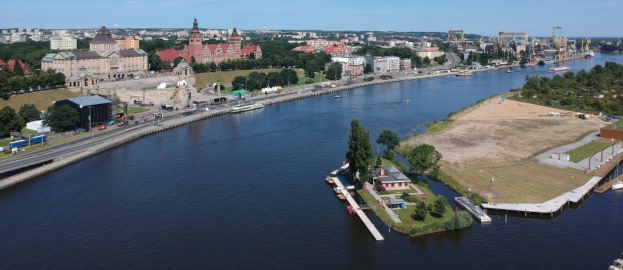Szczecińscy radni miejscy przyjęli we wtorek uchwałę, która pozwala na picie alkoholu na Bulwarze Gdyńskim nad Odrą. Napoje alkoholowe nie będą mogły mieć mocy większej niż 12 proc.