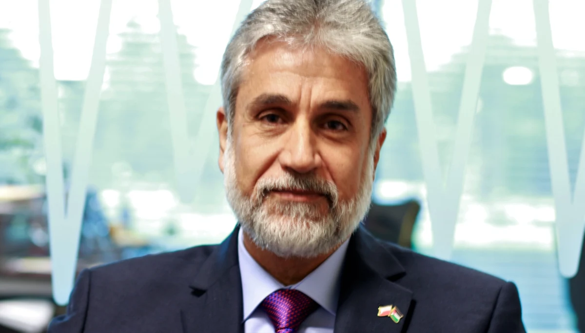 „Polityka Trumpa jest antypalestyńska” – mówi w Popołudniowej rozmowie w RMF FM Mahmoud Khalifa. Ambasador Palestyny, pytany o to, dlaczego Palestyńczycy nie chcą ambasady amerykańskiej w Jerozolimie, odpowiedział: „Przeniesienie ambasady amerykańskiej, przy (obecnej) władzy izraelskiej, na ziemię palestyńską nie mówi o układzie pokojowym, ale likwiduje możliwość powstania dwóch państw – w Palestynie i Izraelu”. Gość Marcina Zaborskiego odniósł się też do kwestii oskarżeń Izraela o to, że w pobliżu granicy protestowali członkowie Hamasu: „Prezydent i premier Izraela mogą mówić, co mówią i co chcą, ponieważ cały czas kłamią, cały czas zrzucają na innych swoje winy" - stwierdził. Pytany o to, czy są szanse na rozmowy pokojowe, przyznał, że tak. Podkreślił jednak, że Izrael "chce rozmawiać, ale nic nie robić".