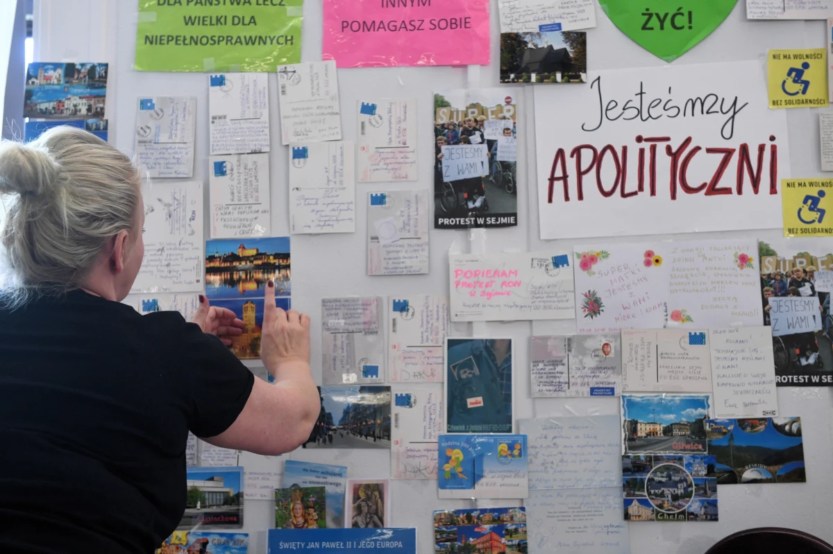 Protestujący, którzy są zainteresowani spotkaniem z Janiną Ochojska w Centrum Medialnym, będą mogli wrócić i kontynuować protest - zapewnił we wtorek dyrektor CIS Andrzej Grzegrzółka. Odniósł się w ten sposób do obaw protestujących, że wyznaczenie centrum na miejsce spotkania jest próbą usunięcia ich z Sejmu.