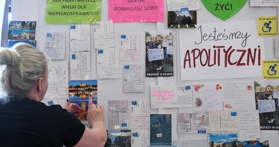 Protestujący, którzy są zainteresowani spotkaniem z Janiną Ochojska w Centrum Medialnym, będą mogli wrócić i kontynuować protest - zapewnił we wtorek dyrektor CIS Andrzej Grzegrzółka. Odniósł się w ten sposób do obaw protestujących, że wyznaczenie centrum na miejsce spotkania jest próbą usunięcia ich z Sejmu.