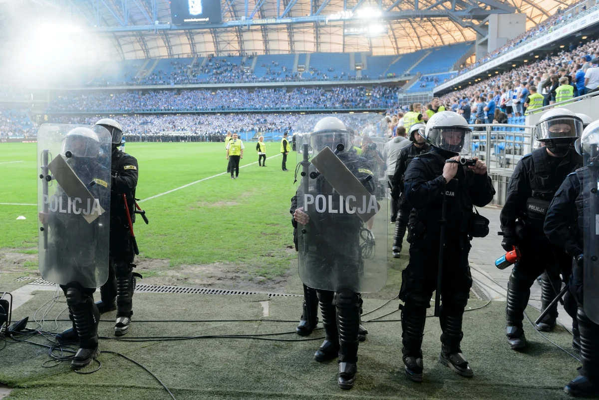 17 osób zatrzymała do tej pory policja w związku z zajściami w trakcie niedzielnego meczu Lech Poznań - Legia Warszawa. Zatrzymani trafiają do prokuratury, gdzie stawiane są im zarzuty dotyczące zakłócania przebiegu imprezy masowej.