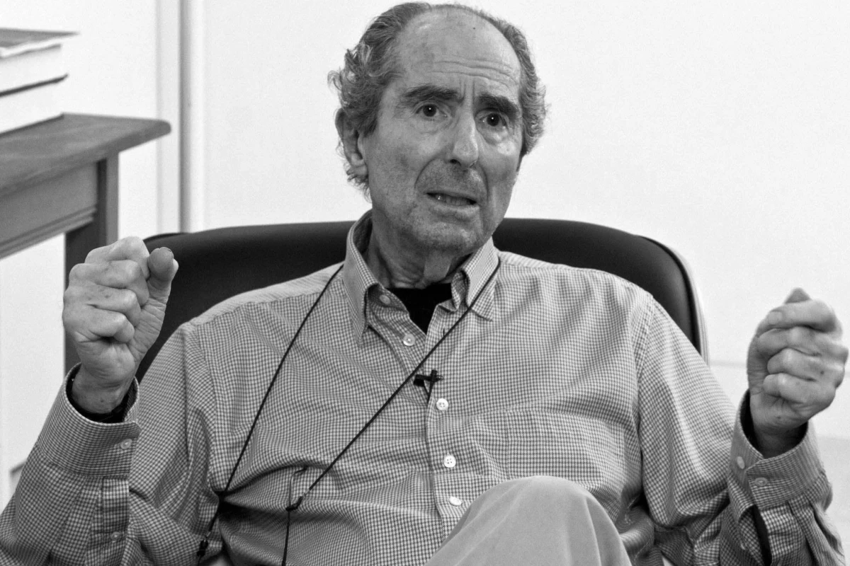 Philip Roth, jeden z najwybitniejszych i najbardziej płodnych współczesnych amerykańskich pisarzy, zmarł we wtorek w Nowym Jorku w wieku 85 lat. Przyczyną śmierci był zawał serca - poinformował jego agent. Roth, od lat wymieniany jako kandydat do literackiej Nagrody Nobla, za swoje utwory został uhonorowany wszystkimi innymi prestiżowymi nagrodami literackimi, w tym m.in. National Book Award, Nagrodą Pulitzera, trzykrotnie nagrodą amerykańskiego Pen Clubu im. W. Faulknera, czy National Book Critics Circle. 
