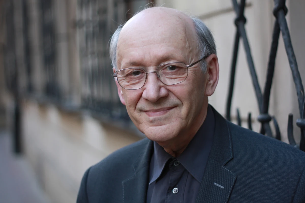 Całe nasze życie jest utkane bez przerwy z przypadków. I dobrze, że tak jest, bo działanie zamierzone, zaplanowane wymaga zbyt dużego nakładu energii. Ewolucja chyba tak nas zaprogramowała, że my wykonujemy całą masę rzeczy nieświadomie, żeby oszczędzić energię - mówi RMF FM ksiądz profesor Michał Heller, kosmolog, filozof i teolog, dyrektor programowy Copernicus Festival. Piąta edycja festiwalu poświęcona jest właśnie przypadkowi. Cykl wykładów, spotkań warsztatów i pokazów potrwa do niedzieli. W rozmowie z Grzegorzem Jasińskim prof. Heller mówi o tym, co zawdzięczamy przypadkowi, jak ma się on do naszej wolnej woli, czy wiedza naukowa pomaga zmniejszyć jego znaczenie, a także o tym co myśli o haśle „róbta co chceta”, dlaczego jego zdaniem, tak bardzo chcemy znaleźć obcą cywilizację i w czym mogą nam pomóc badania fal grawitacyjnych. 