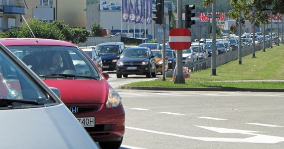 Do wakacji zapadnie decyzja, czy osoby, które ukończyły kurs na prawo jazdy a nie zdały jeszcze egzaminu, będą mogą wsiąść za kierownicę, by się doszkalać bez instruktora. Ministerstwo Infrastruktury analizuje rozwiązanie, by młodzi kierowcy mogli w tym czasie jeździć np.  z rodzicem w fotelu pasażera. 