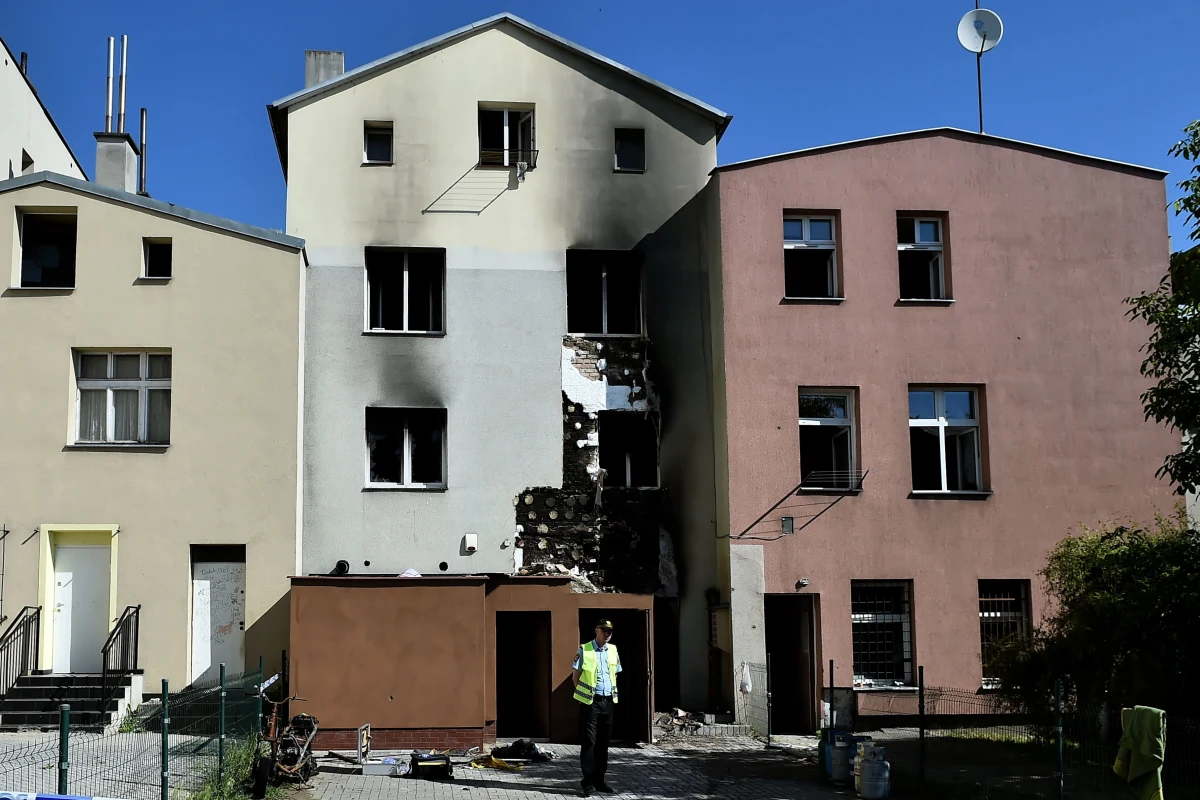 Dwie osoby nie żyją, a 9 zostało poszkodowanych w nocnym pożarze kamienicy w Tczewie w Pomorskiem. Ogień został już ugaszony. 