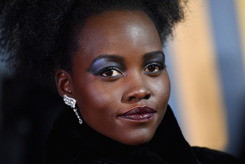 Lupita Nyong'o zabrała niedawno głos w sprawie noszenia przez dziewczęta makijażu. Zamiast namawiać je do rezygnacji z używania kolorowych kosmetyków, popularna aktorka poparła pomysł malowania się do szkoły. A wszystko w imię walki ze stereotypami.