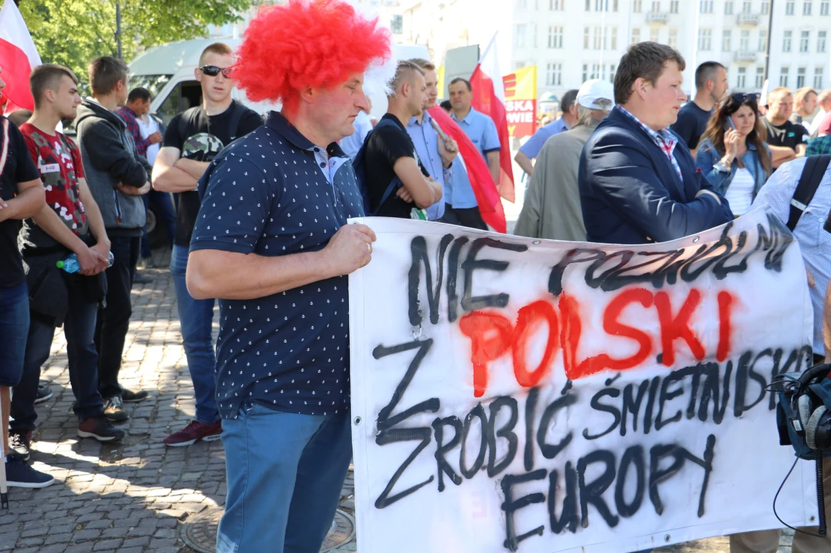 Co najmniej 2 tysiące rolników dziś protestuje w Warszawie. O godzinie 10:00 wyruszyli z Placu Defilad i z listą postulatów idą przed kancelarię premiera.