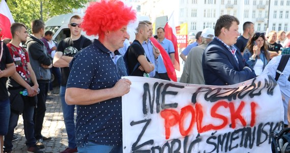 Co najmniej 2 tysiące rolników dziś protestuje w Warszawie. O godzinie 10:00 wyruszyli z Placu Defilad i z listą postulatów idą przed kancelarię premiera.