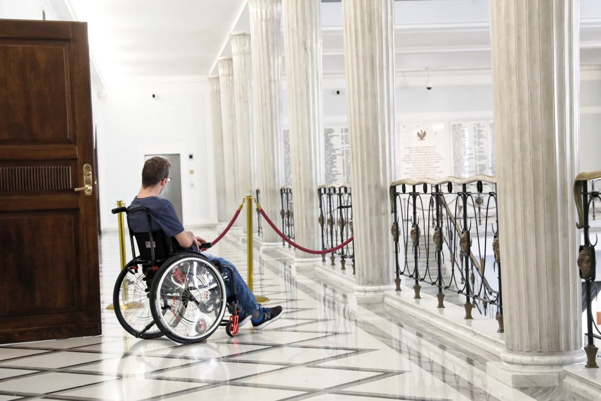 ​Mamy siłę i walczymy dalej o godność najsłabszej grupy społecznej - podkreślili protestujące w Sejmie osoby niepełnosprawne i ich opiekunowie. Ponownie zaapelowali do rządzących o pochylenie się nad postulatem ws. 500 zł dodatku "na życie". "Były protesty, rozmowy, spotkania; tak naprawdę dzisiaj tym osobom niepełnosprawnym, które protestują od 36 dni rząd nakazuje, żeby się cieszyły z podwyżki renty socjalnej (...) Ta renta wzrosła do najniższej renty ZUS, te osoby nie będą się cieszyły z tej drobnej podwyżki" - powiedziała na konferencji prasowej jedna z liderek protestu Iwona Hartwich z Komitetu Protestacyjnego Rodziców Osób Niepełnosprawnych.