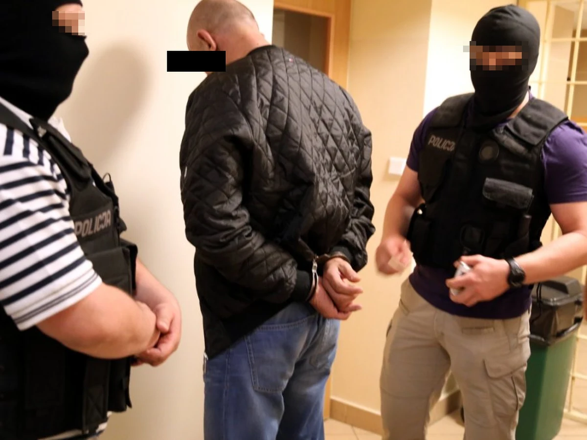 Stołeczni antyterroryści zatrzymali w Pruszkowie w woj. Mazowieckim dwóch mężczyzn podejrzanych o nielegalne posiadanie broni. Zatrzymani mogą mieć związek z nocną strzelaniną w podwarszawskich Ząbkach sprzed dwóch tygodni. Doszło wtedy do wymiany ognia, między innymi z broni maszynowej między kierowcami dwóch samochodów. Policja podejrzewa, że chodziło o gangsterskie porachunki.