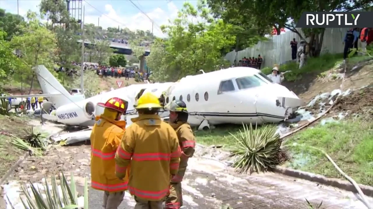 Na lotnisku Tegucigalpa w Hondurasie rozbił się prywatny odrzutowiec, który wystartował z Austin w Teksasie. Samolot rozbił się na końcu pasa startowego, a po uderzeniu w ziemię rozpadł się na dwie części. Wszyscy pasażerowie przeżyli, odnieśli jednak obrażenia.