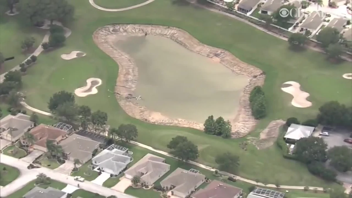 Mieszkańcy jednej z dzielnic Orlando na Florydzie obawiają się o swoje życie i dobytek. Ziemia przed ich domami zamieniła się w wielkie sito. Jedna z dziur powstała tuż przy domu jednorodzinnym, co doprowadziło do pęknięcia jego ścian. 
