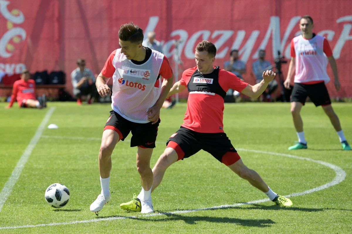 Tylko 14 z 32 powołanych przez Adama Nawałkę do szerokiej kadry piłkarzy wzięło dziś udział w pierwszym podczas zgrupowania w Juracie treningu. Odbył się on boisku w pobliskiej Jastarni. Po południu kadrowicze mają zaplanowane spotkanie z prezydentem Andrzejem Dudą.