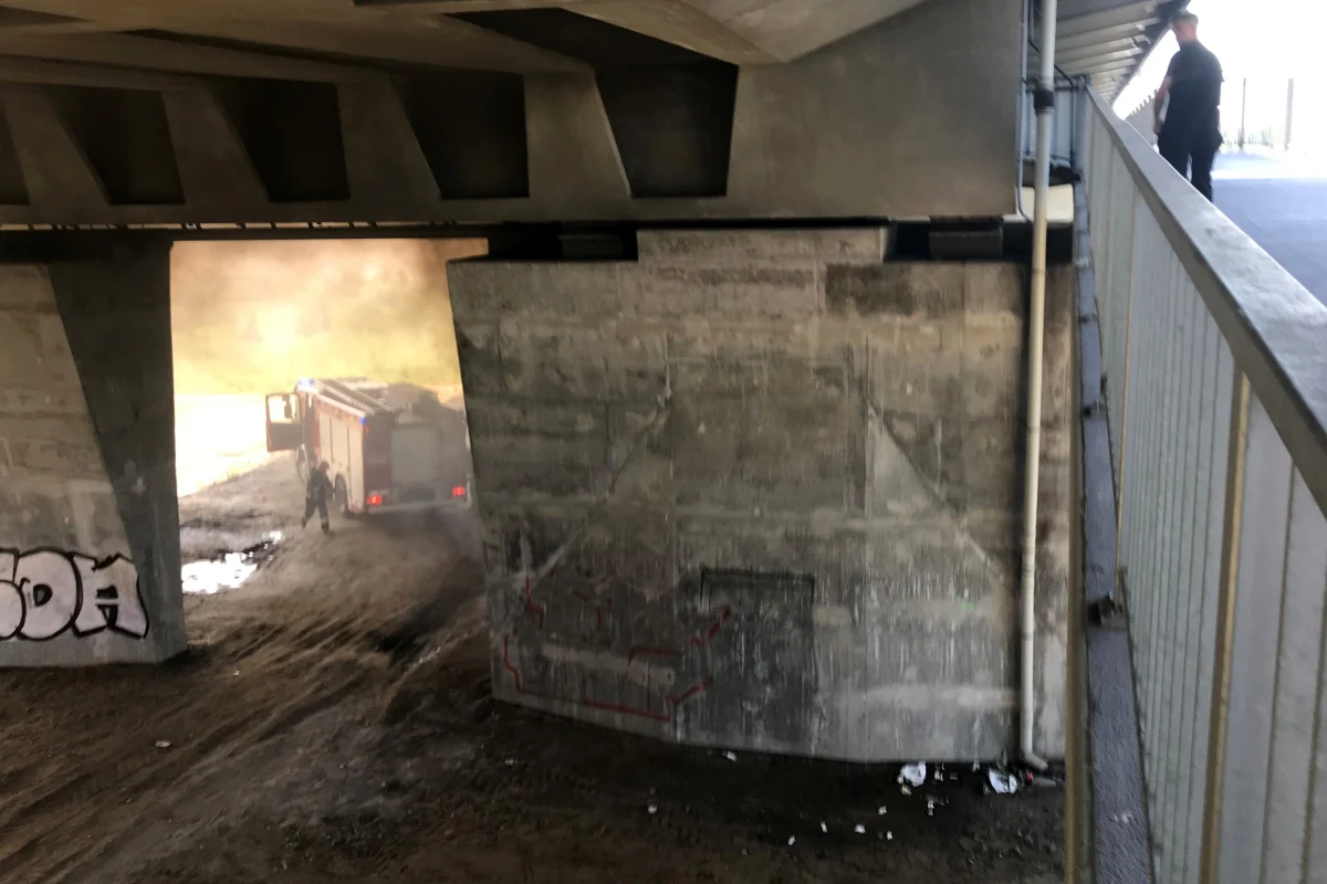 Pięciometrowa łódź spłonęła w okolicach Mostu Łazienkowskiego w Warszawie. Pożar łodzi na praskim brzegu Wisły gasiło 5 zastępów straży pożarnej. Nie ma osób poszkodowanych, trwa wyjaśnianie przyczyn pojawienia się ognia.-