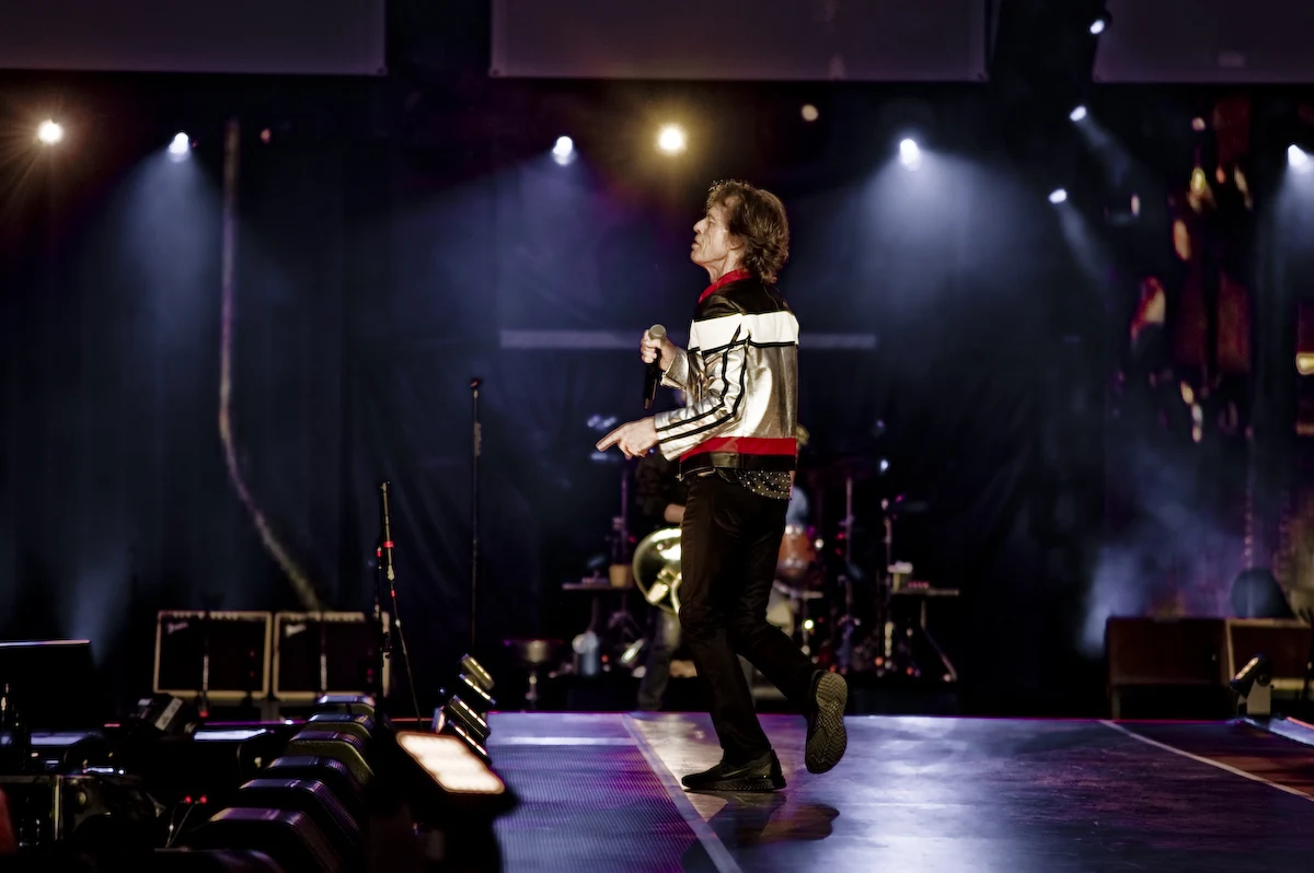 Gdy dowiedziałem się, że pójdę na koncert Rolling Stonesów, pomyślałem, pobiegnę w podskokach. W sumie Mick Jagger zawsze na scenie unosi się w powietrzu, a jest ode mnie znacznie starszy. Spojrzałem kalendarz, zaraz potem w lustro i zacząłem liczyć dni do koncertu. Wcześniej jeszcze policzyłem coś innego. Jagger ma 74 lata, Keith Richards jest jego rówieśnikiem, perkusista Charlie Watts to senior, o dwie wiosny od nich starszy, a „młodziak” Ronie Wood skończył w tym roku siedem dych. Razem – dodałem - to 294 lata. Prawie trzy wieki. Ale to akurat w przypadku Rolling Stonesów nie ma żadnego znaczenia. 