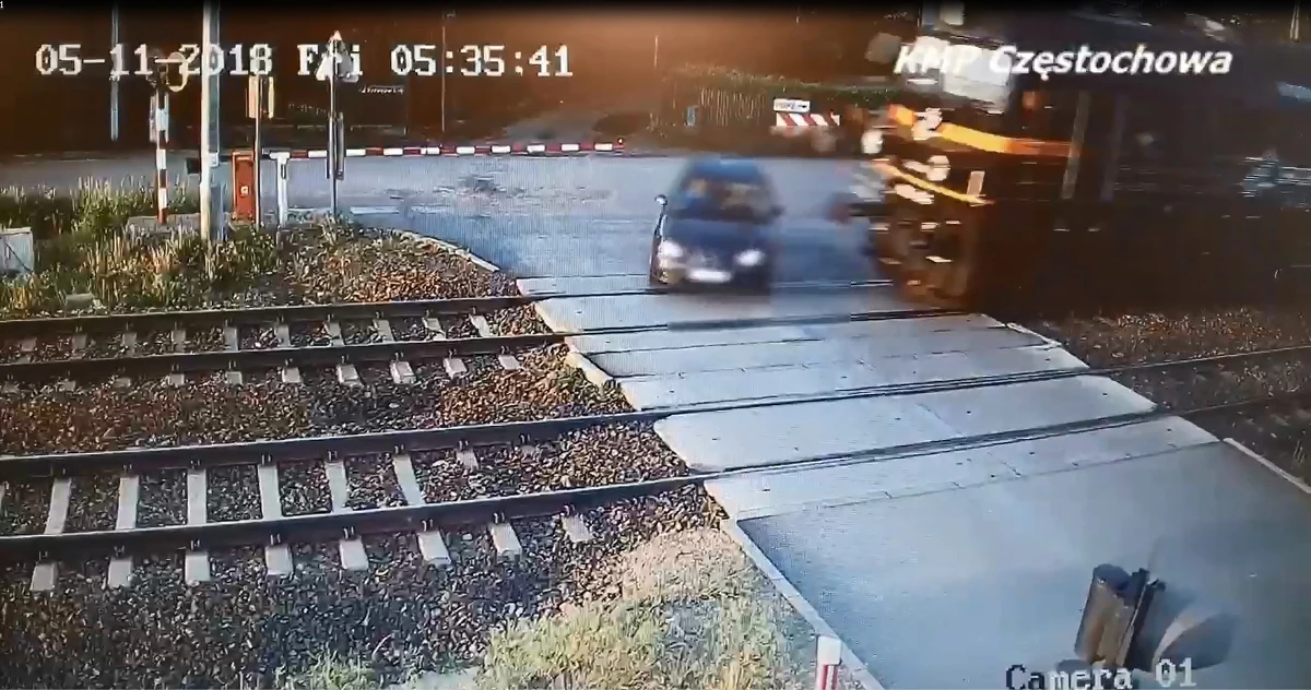 Policja nadal prowadzi śledztwo w sprawie wypadku, do którego doszło w Blachowni na przejeździe kolejowym. Z ustaleń śledczych wynika, że kierujący seatem ominął opuszczony szlaban i zderzył się z nadjeżdżającym pociągiem towarowym. 46-latek zmarł w szpitalu. Służby własnie opublikowały film z tego tragicznego zdarzenia.