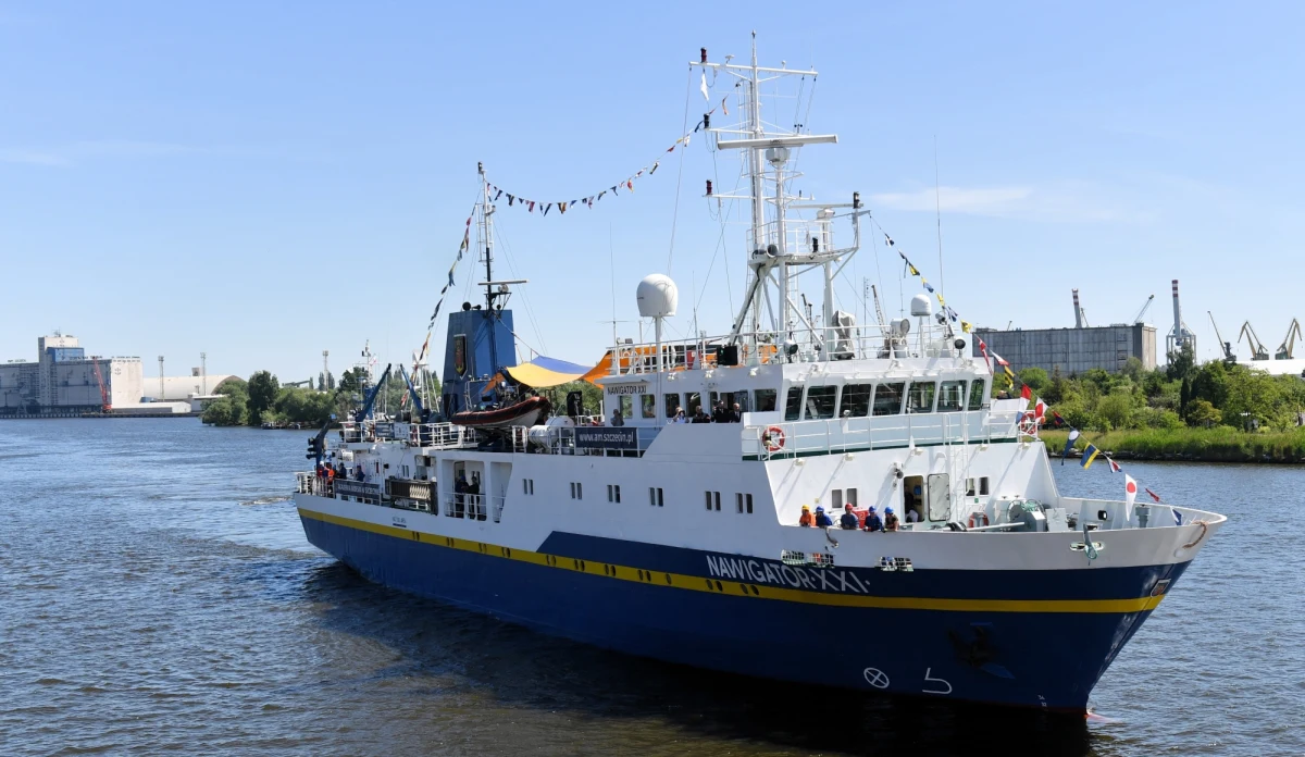 Gdy wypływał w pierwszy rejs do Lubeki, był brany przez Niemców za statek szpiegowski. To jednak nie narzędzie Jamesa Bonda, a bardziej pracownia naukowa. Należący do Akademii Morskiej w Szczecinie statek szkoleniowo-badawczy Nawigator XXI od równo dwóch dekad cumuje przy Wałach Chrobrego.
