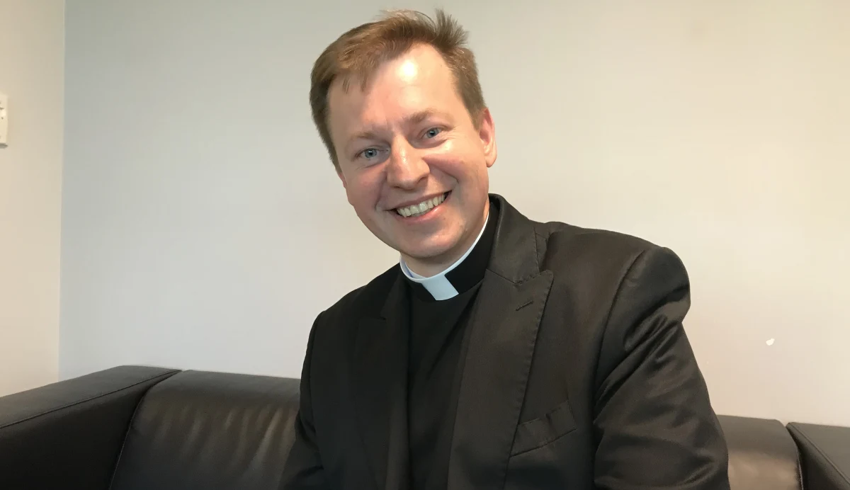 „Chciałbym powiedzieć dwie rzeczy: chcemy podziękować wszystkim rodzicom i opiekunom osób niepełnosprawnych (…). Kościół jest z niepełnosprawnymi. Prowadzi 500 ośrodków i dzieł charytatywnych dla osób niepełnosprawnych. My kierujemy się Ewangelią” - powiedział ks. Paweł Rytel-Andrianik w Popołudniowej rozmowie w RMF FM, odpowiadając na pytanie, gdzie jest Kościół w czasie protestu osób niepełnosprawnych. Pytany o to, czy któryś z biskupów może się podjąć mediacji podczas protestu, przyznał, że rodzice powinni liczyć na pomoc „państwa, Kościoła i społeczeństwa”. W rozmowie poruszono także temat niedawnej wypowiedzi papieża Franciszka, który przemawiając do włoskich biskupów, powiedział: "Nie można głosić ubóstwa i jednocześnie żyć jak faraon". „W polskim Kościele nie ma faraonów” - stwierdził rzecznik. Odniósł się również do kwestii zdjęć ogromnej posiadłości wartej kilka milionów złotych, w której - według „Newsweeka” - ma zamieszkać ksiądz arcybiskup Sławoj Leszek Głódź. „Ksiądz arcybiskup mówił o miejscu, które nie jest tym wskazanym przez gazetę. Nie rozmawiałem na ten temat z arcybiskupem” - stwierdził. Gość Marcina Zaborskiego odniósł się również do historii, według której papież Franciszek miał powiedzieć homoseksualnemu mężczyźnie - ofierze molestowania - że "Bóg kocha go takim, jakim jest". „Tak jak rzecznik Stolicy Apostolskiej nie komentował tych słów, tak samo ja nie mogę komentować rozmów prywatnych” - uznał.