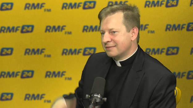 Ks. Paweł Rytel-Andrianik, rzecznik Konferencji Episkopatu Polski, w internetowej części Popołudniowej rozmowy w RMF FM odpowiadał na pytania Marcina Zaborskiego. Rzecznik odniósł się m.in. do historii, według której papież Franciszek miał powiedzieć homoseksualnemu mężczyźnie,  że "papież kocha go takim, jakim jest". „Tak jak rzecznik Stolicy Apostolskiej nie komentował tych słów, tak samo ja nie mogę komentować rozmów prywatnych” - uznał.