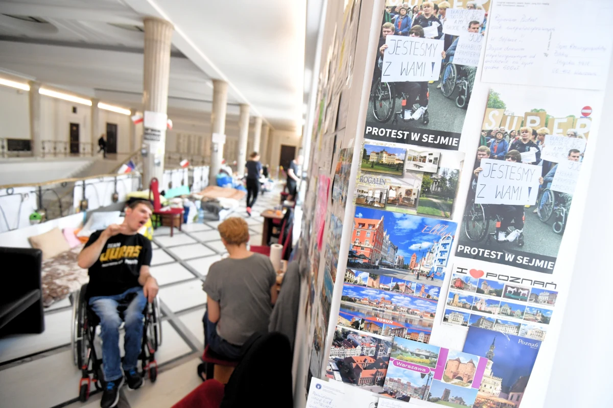 Centrum Informacyjne Sejmu wydało komunikat, w którym odnosi się do wypowiedzi europosła Marka Plury związanych z sejmowym protestem osób niepełnosprawnych i ich opiekunów. Wypowiedzi polityka uznano za „krzywdzące i niesprawiedliwe”.