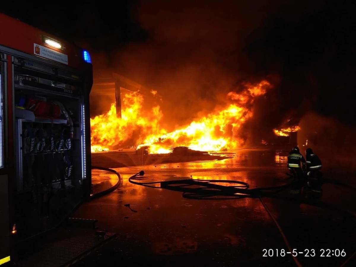 Dwadzieścia zastępów straży pożarnej bierze udział w akcji gaszenia pożaru, który wybuchł w sortowni śmieci przy ul. Zawodzie w Warszawie. Ogień pojawił się tam w środę wieczorem.