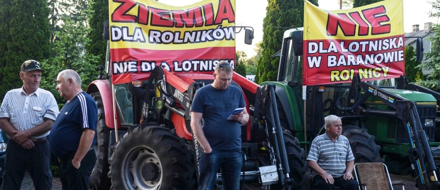 ​Chciałbym, aby sprawy związane z konkretną lokalizacją Centralnego Portu Komunikacyjnego stały się faktem, ponieważ najtrudniejsze jest życie w niepewności - powiedział w środę wójt Gminy Baranów Andrzej Kolek. W środę przez prawie pięć godzin trwało spotkanie w Baranowie pełnomocnika rządu ds. Centralnego Portu Komunikacyjnego Mikołaj Wild z mieszkańcami i wójtem gminy nt. budowy CPK. Rozpoczęło się ono o godzinie 18. w siedzibie Ochotniczej Straży Pożarnej w Baranowie. "Tutaj ludzie nie są zupełnie przypadkowo. Mieszkają tutaj od wielu lat, pokoleń. Myślę, że te więzi emocjonalne są najbardziej istotne. Jeśli mieszkał tutaj mój dziad, moi rodzice, mieszkam ja i moje dzieci - to ta więź jest dość silna. I tutaj upatruję największy problem" - ocenił wójt.