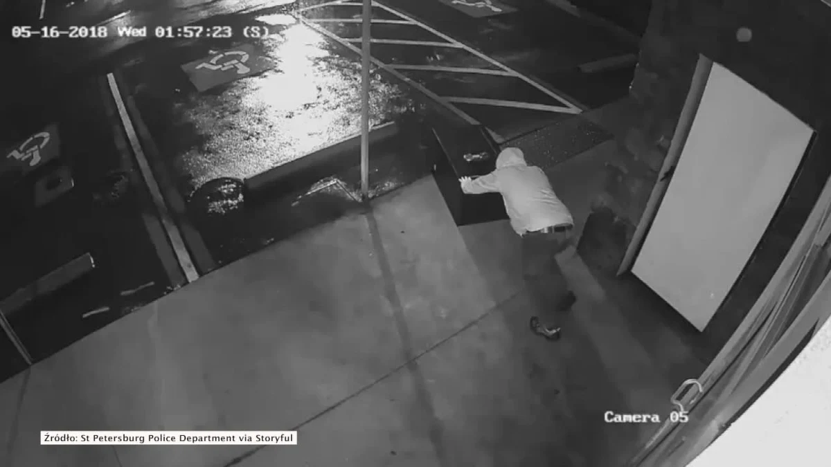 Monitoring w lokalu gastronomicznym na Florydzie zarejestrował włamanie i kradzież sejfu przez 25-latka. Niechwalebnemu czynowi daleko było do zbrodni doskonałej. Jak podaje policja, włamanie trwało około godziny. Przez pierwsze 30 minut złodziej bezskutecznie próbował otworzyć drzwi wejściowe lokalu, a następnie zdecydował się na wybicie szyby w drzwiach młotkiem. Kiedy złodziej zlokalizował cel rabunku - sejf - szybko przekonał się, że niełatwe będzie jego otwarcie. Po kilku nieudanych próbach 25-latek wyniósł sejf na zewnątrz i uciekł razem z nim, przeciągając go przez parking samochodowy. 
Policja nie miała problemów ze znalezieniem i aresztowaniem młodego mężczyzny. Nagranie zostało poklatkowane ze względu na długi czas trwania oryginalnego zapisu z monitoringu.
