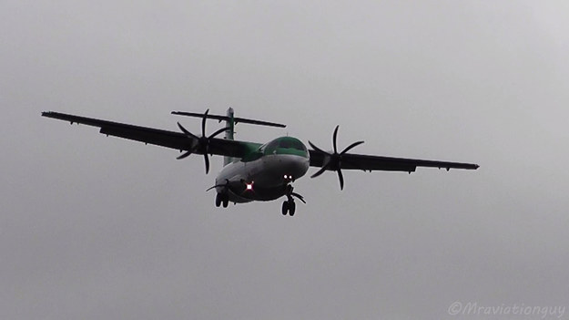 Silny wiatr nie jest przyjacielem pilotów. Jak poradzić sobie z lądowaniem, gdy wieje? Zobaczcie pilotów tych dwusilnikowych samolotów w Bristolu. Uda się?
