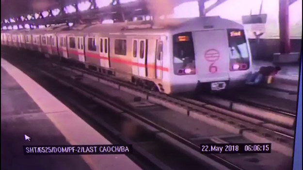 Kolejny incydent na torach w New Delhi w Indiach. 21-letni Mayur Patel czekał na pociąg, gdy nagle zorientował się, że znajduje się na niewłaściwej platformie. Zeskoczył więc na tory i biegł, by dostać się na drugą stronę, tuż przed stojącym pociągiem. Nagle maszynista ruszył... Co było dalej? Zobaczcie.