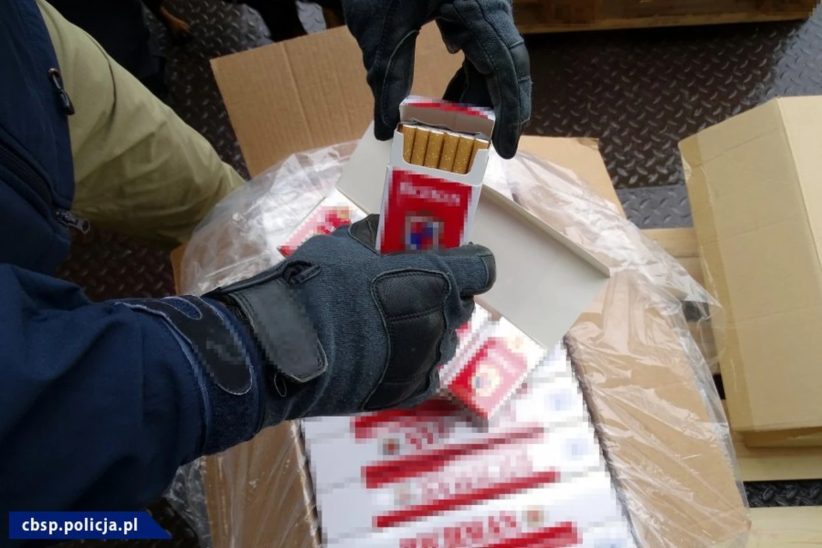 Przemyt ok. 18 mln sztuk papierosów na dwóch jednostkach płynących z Chin udaremniła w porcie w Gdańsku pomorska Krajowa Administracja Skarbowa (KAS) razem z CBŚP z Gdańska. Gdyby towar trafił na rynek Skarb Państwa straciłby 20 mln zł.