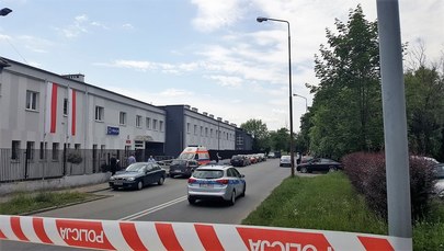 Strzelanina przed komisariatem w Opolu. Wiadomo, jaką broń miał przy sobie postrzelony 43-latek