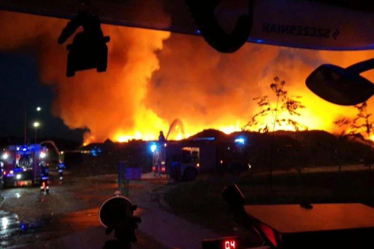 Strażacy w Olsztynie opanowali groźbę rozprzestrzenienia się pożaru, który wybuchł nad ranem na składowisku śmieci przy ulicy Lubelskiej. Dogaszanie ognia potrwa jednak do jutra, bo płonie ponad 600 ton śmieci. 
