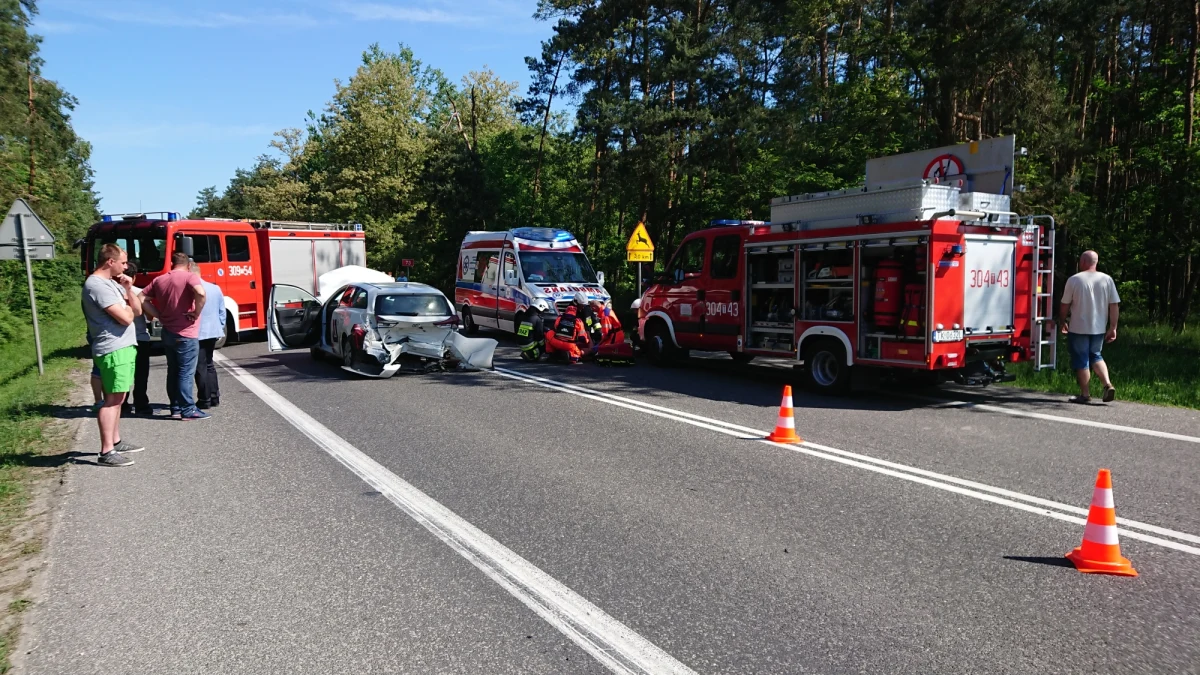 4 osoby, w tym 6-tygodniowe dziecko przewieziono do szpitala po wypadku w miejscowości Lisów na drodze krajowej numer 73 pomiędzy Kielcami a Buskiem-Zdrojem w woj. świętokrzyskim. Zderzyły się tam dwa samochody osobowe. W miejscu wypadku są utrudnienia, ruchem kieruje policja. 