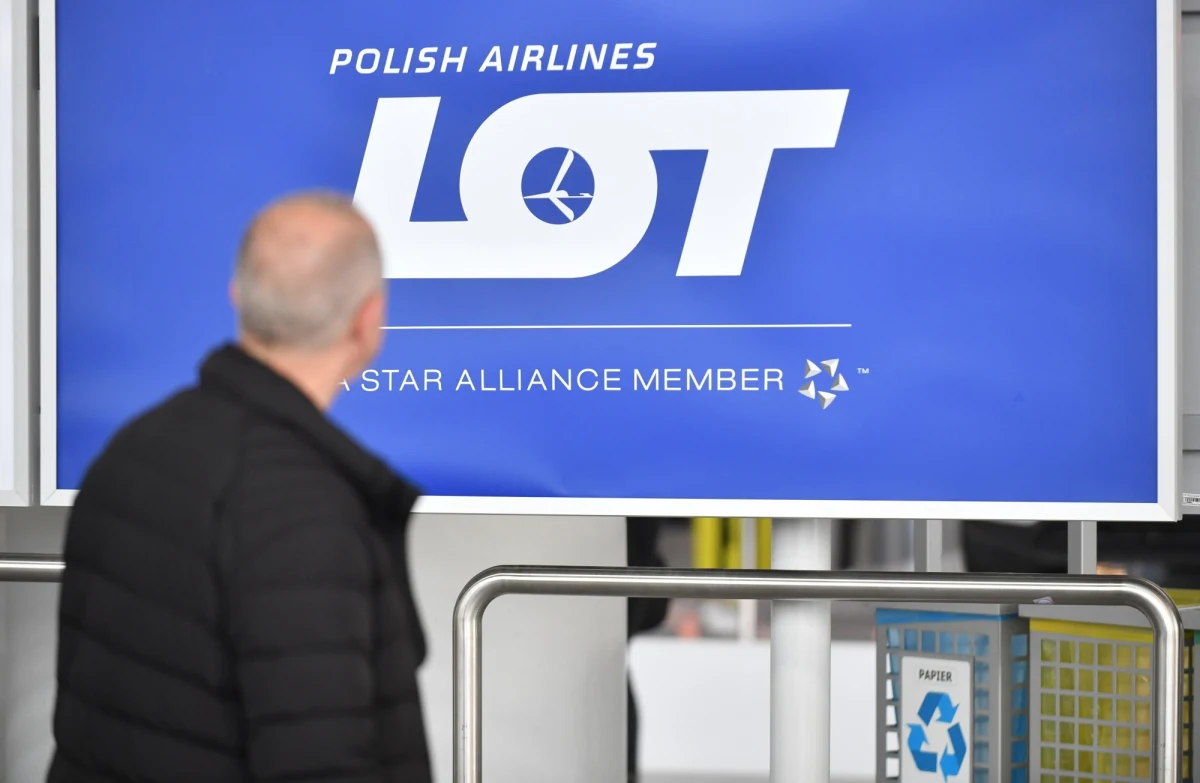 Zarząd PLL LOT od 1 czerwca zapowiada wzrost zasadniczego wynagrodzenia pilotom zatrudnionym na etat - dowiedziała się PAP. Kapitan dreamlinera ma zarabiać 18,6 tys. zł brutto pensji zasadniczej, a kapitan B737 czy embraera - 16,8 tys. zł. To podwyżki od 5 proc. do 12 proc. Do 600 zł ma wzrosnąć ekwiwalent na mundury.