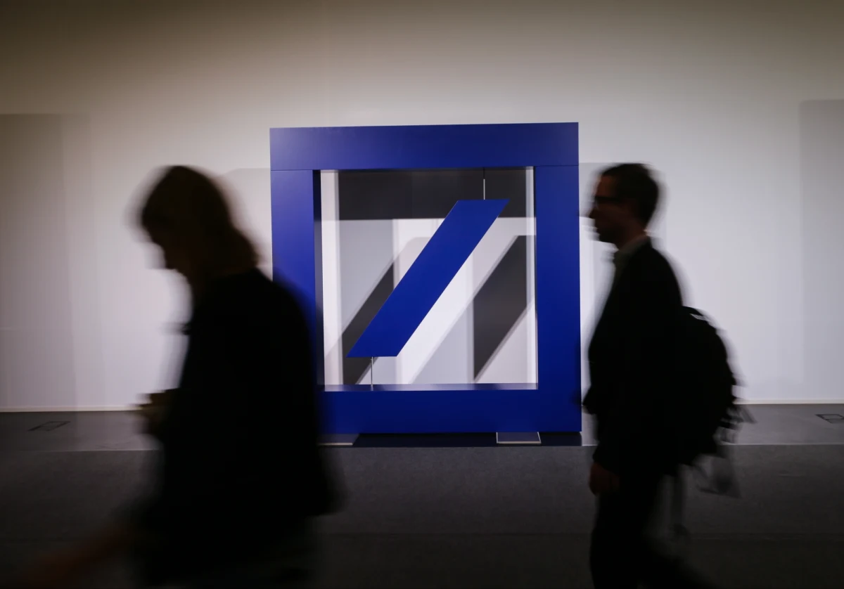 Borykający się z trudnościami największy niemiecki bank komercyjny, Deutsche Bank, zapowiada zwolnienie kilku tysięcy pracowników, starając się obniżyć koszty i reorganizując część swych operacji dotyczącą papierów wartościowych.