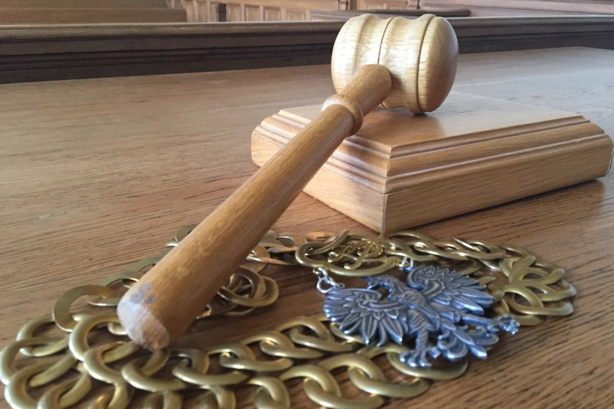 ​Sąd Rejonowy w Suwałkach uznał winę, ale odstąpił od wymierzenia kary trzem osobom, które policja obwinia o zakłócenie w marcu 2016 roku otwarcia wystawy o gen. Władysławie Andersie. Wyrok jest nieprawomocny.