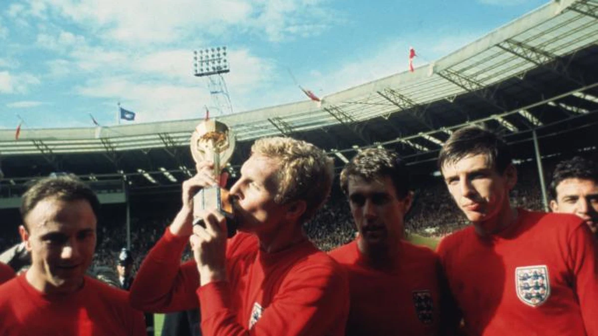 Zagadka kradzieży pucharu świata wyjaśniona? Brytyjskie media podają tożsamość złodzieja, który w 1966 roku skradł piłkarskie trofeum, zanim zostało ono wręczone zwycięskiej drużynie na Wembley. 