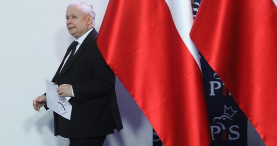 Prezes PiS Jarosław Kaczyński przeszedł zabieg kolana, teraz czeka go leczenie usprawniające i planowana rehabilitacja. O tym, jak długo to wszystko będzie trwało, zdecydują lekarze - poinformowała rzeczniczka PiS Beata Mazurek.