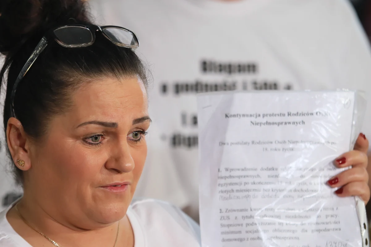 Protestujący opiekunowie osób niepełnosprawnych zaproponowali rządowi, aby negocjacje dotyczące wypłaty 500-złotowego dodatku "na życie" przełożyć na przyszły rok. Informację tę przekazali w czwartek podczas konferencji prasowej w Sejmie. Żadnych deklaracji na gorąco nie mogę składać - odpowiedziała  szefowa resortu rodziny, pracy i polityki społecznej Elżbieta Rafalska. 