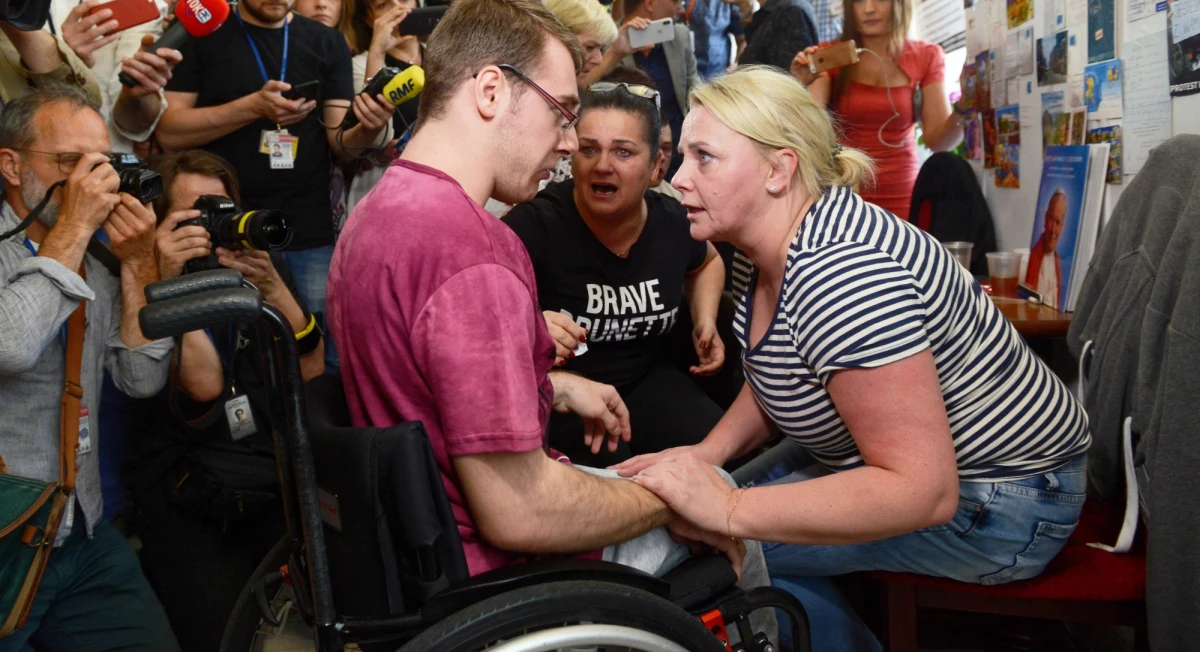 „Rząd zrobił wszystko żeby delegacje NATO-wskie nie weszły głównym wejściem (do Sejmu - przyp red.) i żeby ten protest był niezauważalny” - powiedziała w Popołudniowej rozmowie w RMF FM protestująca w Sejmie matka jednego z niepełnosprawnych, Iwona Hartwich. Pytana o słowa marszałka Karczewskiego o tym, że dialog z protestującymi cały czas trwa, odpowiedziała: „Nie ma dialogu. Nie zostały spełnione nasze postulaty”. Hartwich pytana o spotkania z przedstawicielami rządu stwierdziła, że każda z rozmów była merytoryczna, ale jednocześnie podkreśliła, że protestujący oczekują spotkania z premierem Morawieckim, bo uważają że minister Rafalska "oszukała ich wiele razy".  „Jesteśmy poniżani, traktowani niegodnie, nic się nie zmieniło” - skomentowała sytuację w Sejmie.  Zapytana o to, czy protestujący nie powinni opuścić Sejmu z uwagi na swoje bezpieczeństwo, odpowiedziała: „Mamy nadzieję, że rozsądek strony rządowej weźmie górę (…) My dalej będziemy protestować, nie zrezygnujemy z walki o godne życie naszych dzieci”. Hartwich odniosła się również do kwestii zatrudnienia jej syna w jednej z fundacji: „Jakub tam nie pracuje, on się tam uspołecznia”.  Matka niepełnosprawnego Jakuba zadeklarowała, że protestujący są gotowi na rozpoczęcie Zgromadzenia Parlamentarnego NATO: "Tak, mamy przygotowane ulotki (...) Dostaliśmy dziś wiadomość, że ONZ wysłał do premiera, prezydenta, marszałków zapytanie dlaczego tu jesteśmy tyle dni. Europa dowiaduje się jak 'głodowe' świadczenia mają osoby niepełnosprawne".