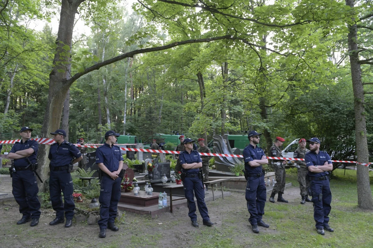 Trybunał Konstytucyjny nie mógł dotychczas rozpatrzyć sprawy dotyczącej braku możliwości złożenia zażalenia na ekshumacje ofiar katastrofy smoleńskiej ze względu na braki formalne wniosku - powiedział rzecznik TK Robert Lubański. Podkreślił, że skład orzekający zajmuje się sprawą i prowadzi w związku z nią narady.
