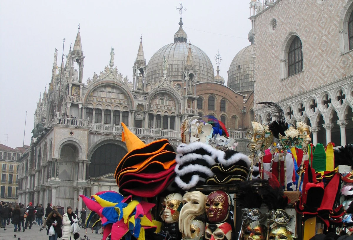 W Wenecji rozpoczęły się prace, których celem jest ocalenie bazyliki świętego Marka przed zalewającą ją regularnie wodą, czyli acqua alta. Roboty zaplanowane na pół roku obejmują budowę sieci podziemnych kanałów z zaworami odprowadzających wodę.