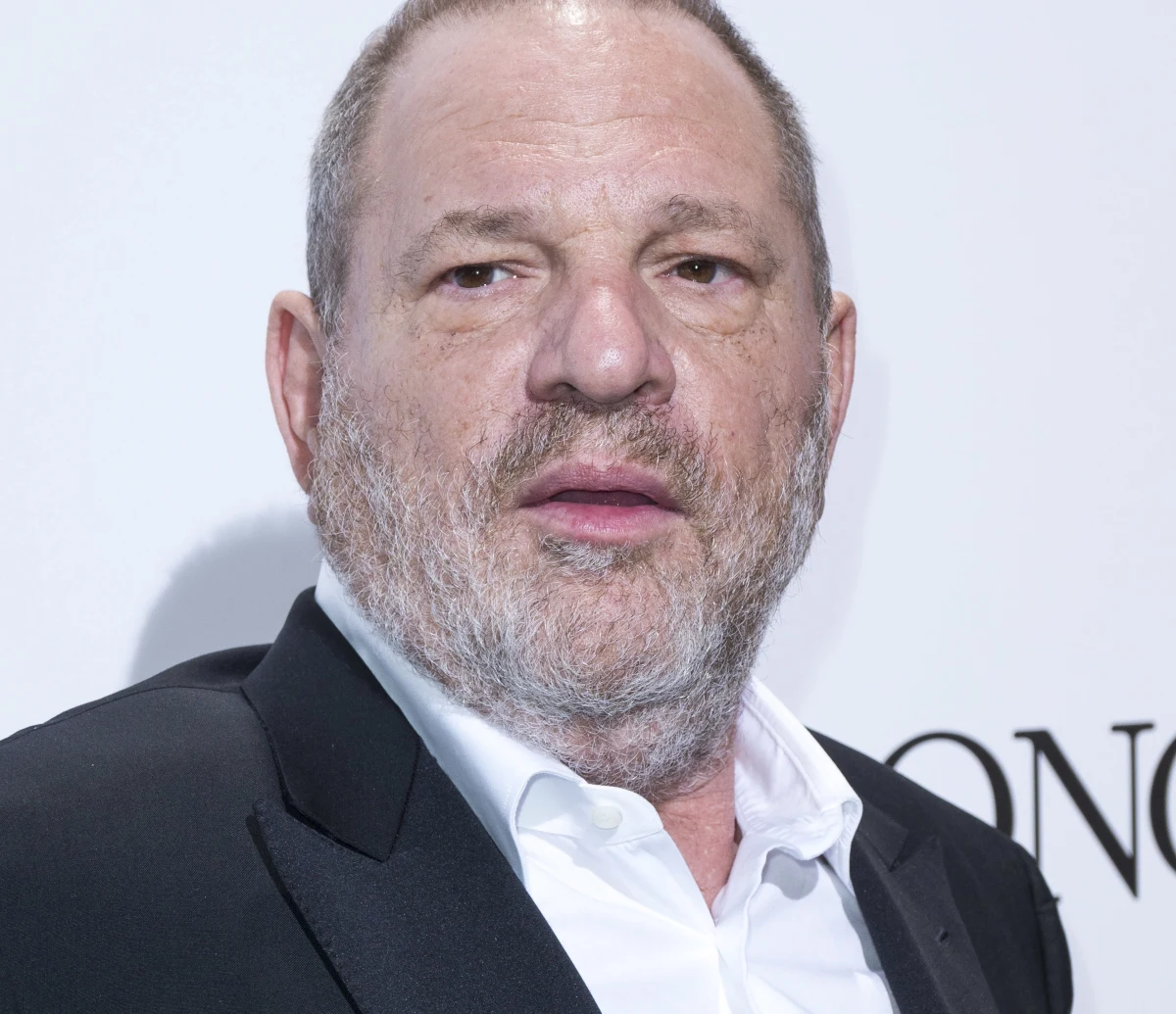 Amerykańskie media zapowiadają zwrot w sprawie Harveya Weinsteina - producenta filmowego oskarżanego przez wiele kobiet o molestowanie seksualne. Mężczyzna ma oddać się w ręce nowojorskiej policji. 