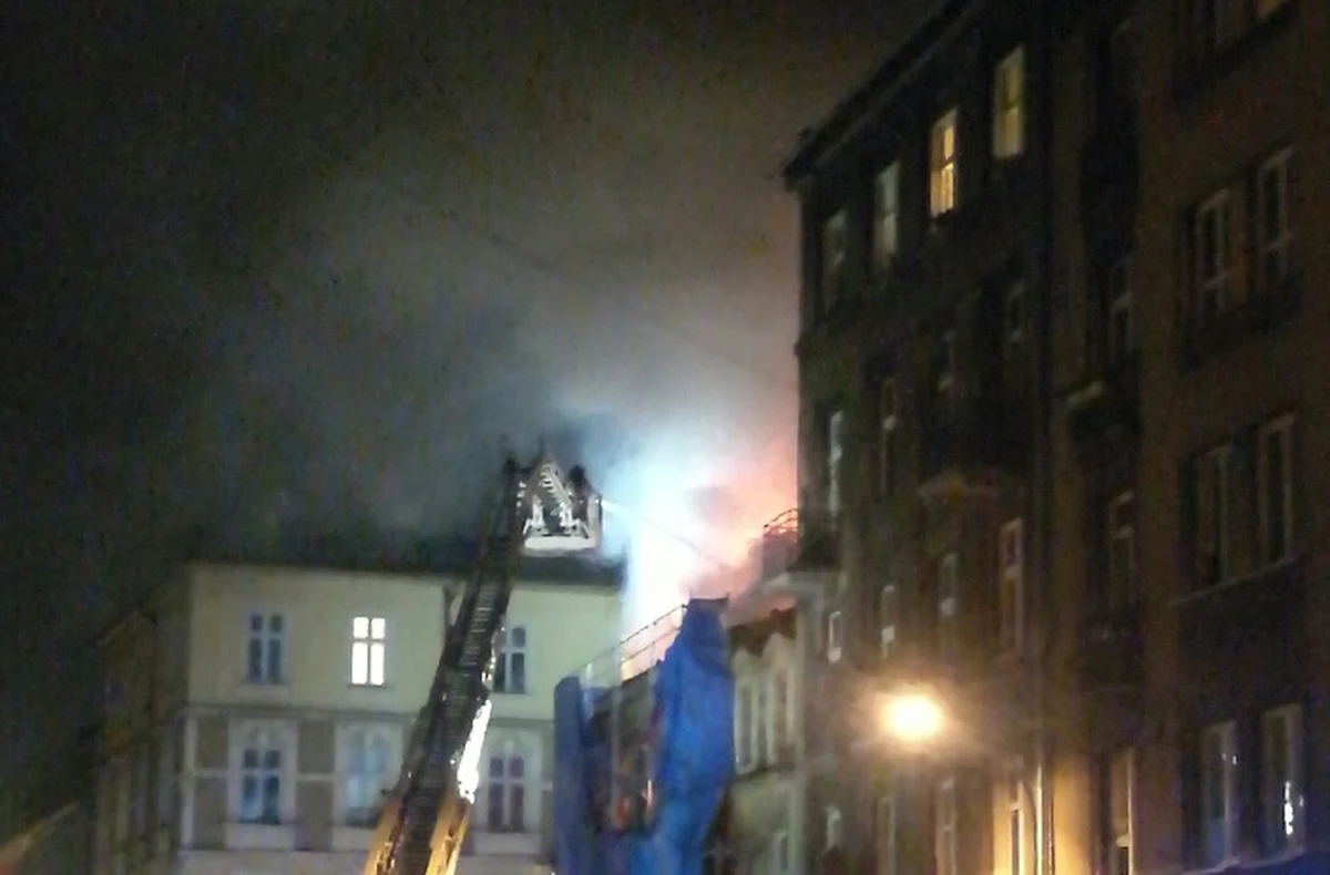 Pożar w kamienicy przy ul. Miodowej w Krakowie. Zapaliła się nadbudówka, w której prowadzony był remont. Zdjęcia z miejsca zdarzenia dostaliśmy na Gorącą Linię RMF FM. 