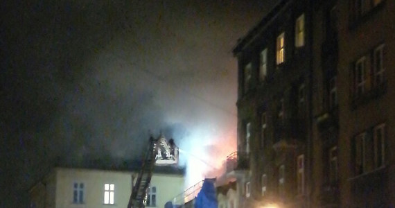 Pożar w kamienicy przy ul. Miodowej w Krakowie. Zapaliła się nadbudówka, w której prowadzony był remont. Zdjęcia z miejsca zdarzenia dostaliśmy na Gorącą Linię RMF FM. 