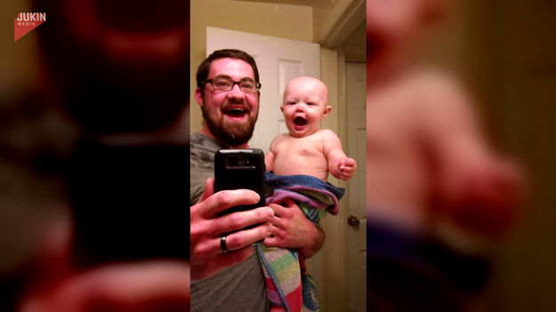 Po kąpieli tata z synkiem stanął przed lustrem i... zaczął uczyć malucha, jak... krzyczeć! 