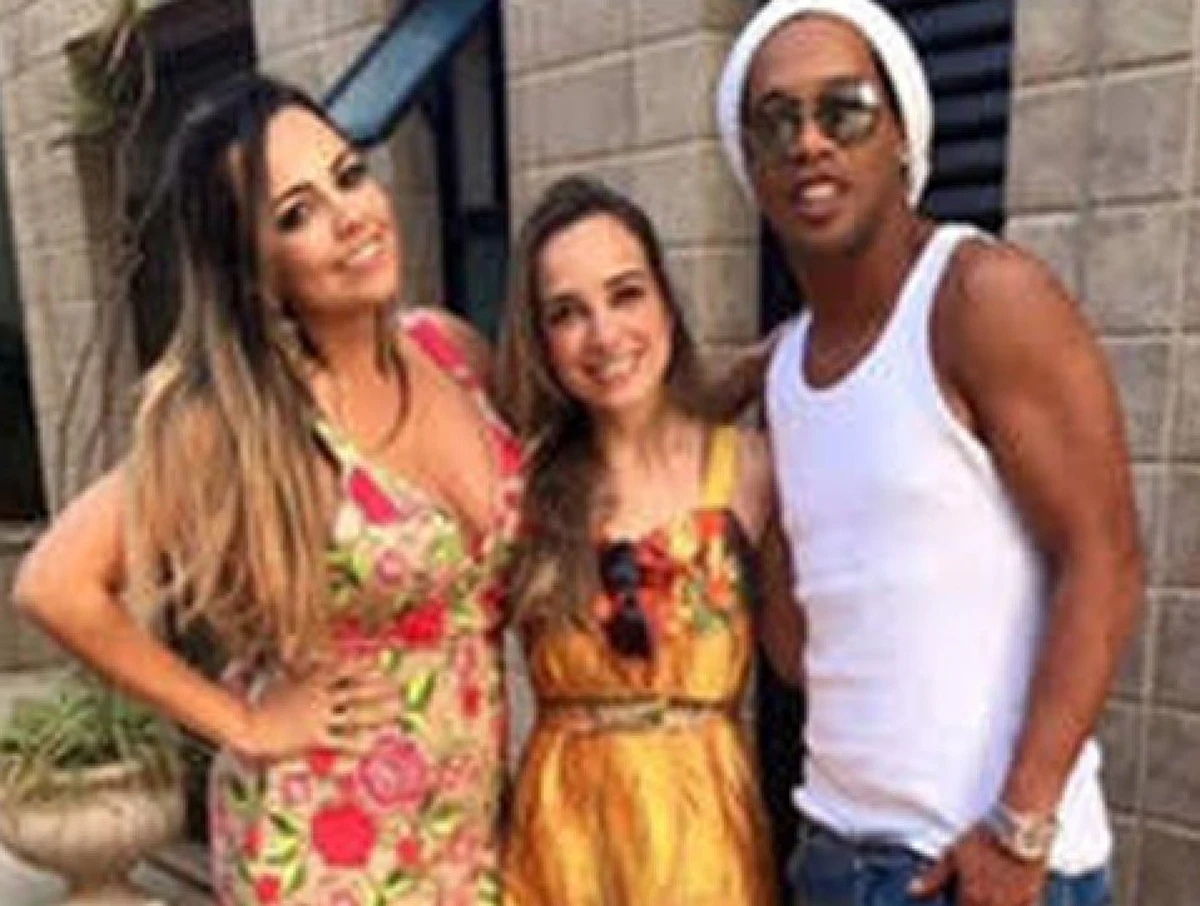 O 38-letnim brazylijskim piłkarzu znowu jest głośno. Legenda piłki nożnej żeni się. I nie byłoby w tym nic sensacyjnego gdyby nie fakt, że Ronaldinho chce poślubić dwie kobiety jednocześnie. 