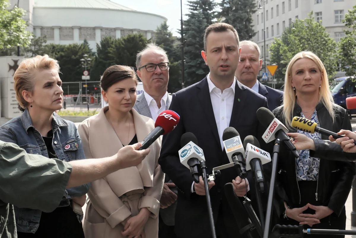 Politycy partii opozycyjnych podpisali w piątek "pakt solidarnościowy", który jest zobowiązaniem do spełnienia czterech postulatów na rzecz osób niepełnosprawnych. To jest ogromne zobowiązanie nas wszystkich - podkreślał lider PSL Władysław Kosiniak-Kamysz. Politycy opozycji w "pakcie solidarnościowym" zobowiązali się do wprowadzenia, gdy przejmą władzę comiesięcznego dodatku rehabilitacyjnego w wysokości 500 zł dla osób z niepełnosprawnościami niezdolnych do samodzielnej egzystencji po ukończeniu 18. roku życia, zreformowania systemu orzecznictwa o niepełnosprawności, zrealizowanie wyroku Trybunału Konstytucyjnego w sprawie świadczeń pielęgnacyjnych oraz zagwarantowanie realnego i najszerszego dostępu osób z niepełnosprawnościami do obiektów użyteczności publicznej.