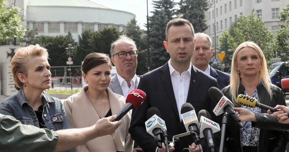 Politycy partii opozycyjnych podpisali w piątek "pakt solidarnościowy", który jest zobowiązaniem do spełnienia czterech postulatów na rzecz osób niepełnosprawnych. To jest ogromne zobowiązanie nas wszystkich - podkreślał lider PSL Władysław Kosiniak-Kamysz. Politycy opozycji w "pakcie solidarnościowym" zobowiązali się do wprowadzenia, gdy przejmą władzę comiesięcznego dodatku rehabilitacyjnego w wysokości 500 zł dla osób z niepełnosprawnościami niezdolnych do samodzielnej egzystencji po ukończeniu 18. roku życia, zreformowania systemu orzecznictwa o niepełnosprawności, zrealizowanie wyroku Trybunału Konstytucyjnego w sprawie świadczeń pielęgnacyjnych oraz zagwarantowanie realnego i najszerszego dostępu osób z niepełnosprawnościami do obiektów użyteczności publicznej.