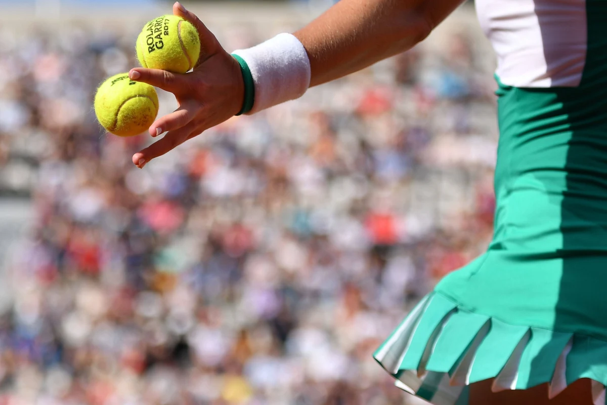 "Przed rokiem w Paryżu wygrała Jelena Ostapenko. Wcześniej dość niespodziewanie Garbine Muguruza. French Open od lat nas zaskakuje" – mówi trener tenisa Maciej Synówka, współpracujący z zawodniczkami ze światowej czołówki. Jego zdaniem w męskim tenisie na uwagę zasługuje głównie świetnie grający w tym roku na kortach ziemnych Rafael Nadal. Synówka powiedział nam także, kto jego zdaniem może niebawem dołączyć do światowej czołówki w żeńskim tenisie.